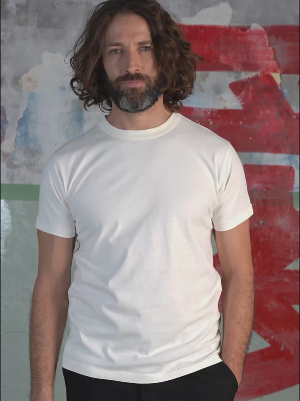 Remera slim Demons & Machines, 100% algodón pesado premium, con bordado inferior de marca, tela suave y ajustada para estilo casual. #color_crudo