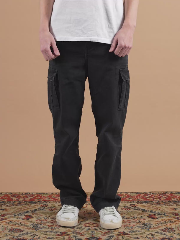 Pantalón cargo Benson negro de la marca Demons & Machines, vista frontal con bolsillos laterales y diseño robusto. #color_negro