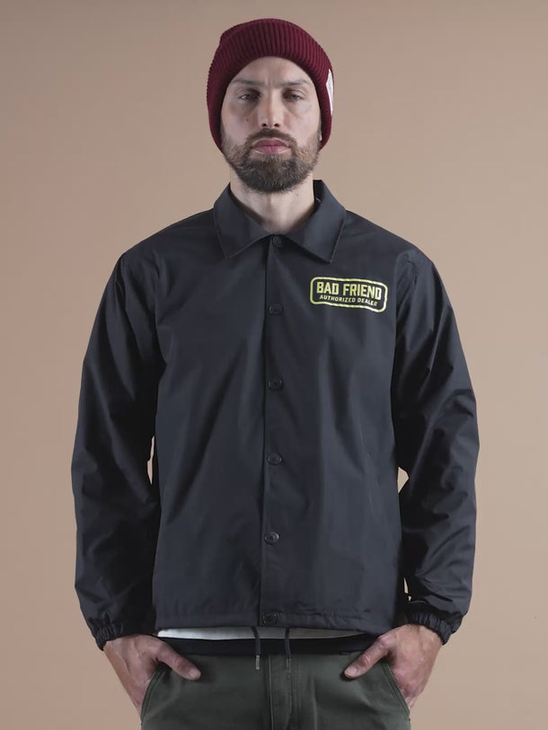 Abrigo rompeviento Nashville de Demons & Machines, confeccionado en poliamida impermeable. De calce recto y cuello camisero.