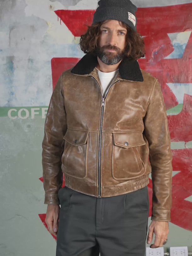 Campera estilo bomber confeccionada en cuero vacuno, con gastados artesanales sectorizados y cuello de piel desmontable. Calce regular. El corte y confección de cada una de nuestras camperas de cuero se lleva a cabo de manera artesanal.