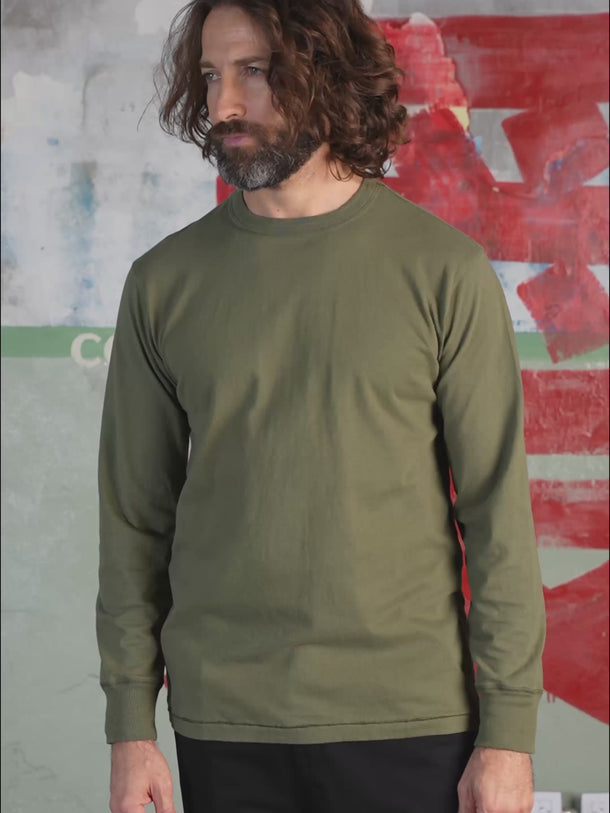 Remera manga larga Demons & Machines calce slim, confeccionada en Jersey 16/1 de algodón peinado. Terminación de mangas en puño ribb y ruedo con dobladillo y costura india. Suavizado sobre prenda terminada. #color_verde