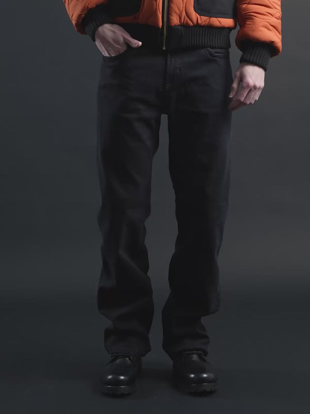 Pantalón relax negro de la marca Demons & Machines, vista frontal mostrando el estilo cómodo y casual.