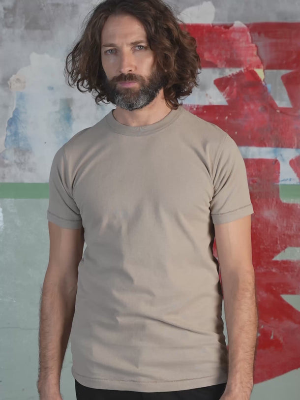 Remera slim Demons & Machines, 100% algodón pesado premium, con bordado inferior de marca, tela suave y ajustada para estilo casual. #color_khaki