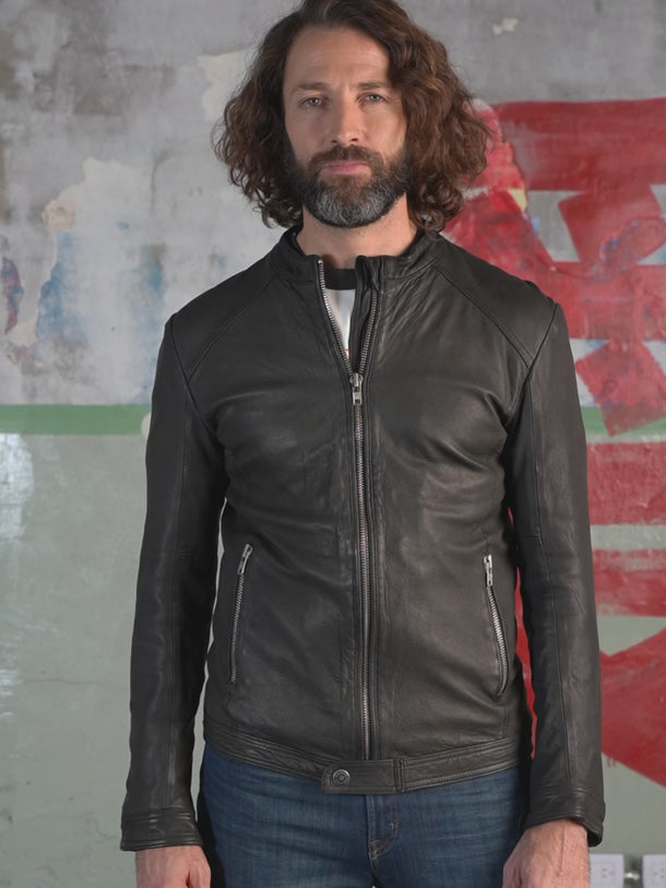 Campera de Demons & MAchines de cuello mao confeccionada en cuero de oveja con proceso de lavado en prenda terminada, dándole un tacto especial y zonas de arrugas localizadas. Calce slim.
#color_negro