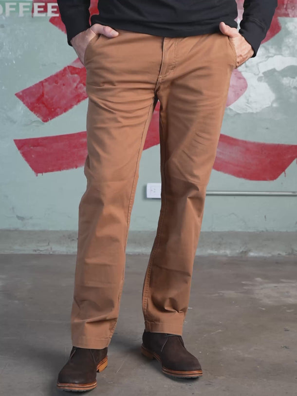 Pantalón japo relaxed de Demons & Machines, vista frontal del pantalón. #color_camel