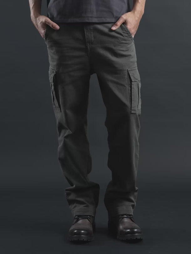 Pantalón cargo negro Benson de Demons & Machines con múltiples bolsillos y diseño resistente, vista frontal en la imagen. #color_verde