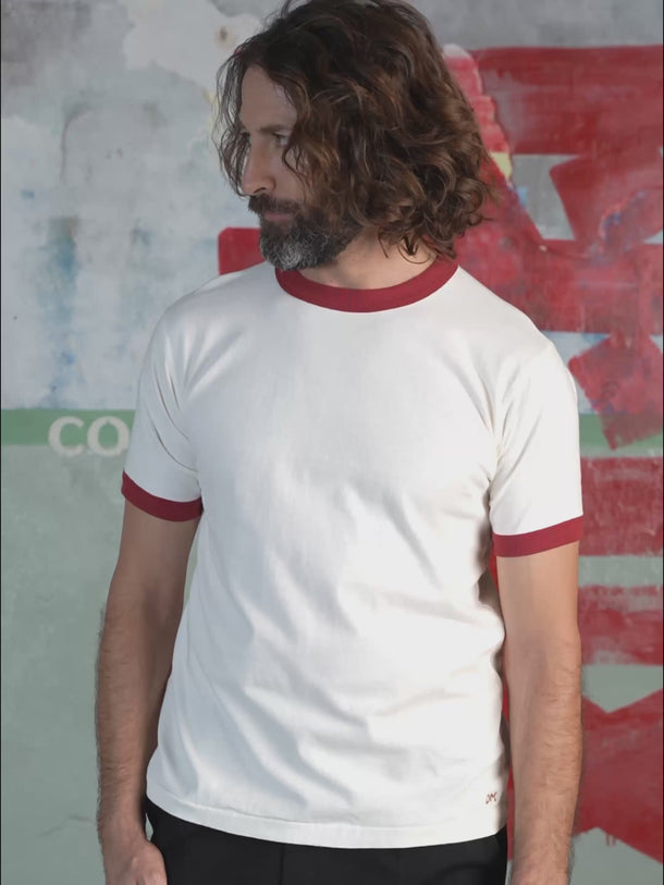 Remera deportiva Demons & Machines, 100% algodón premium con cuello y puños combinados a contra tono con diseño moderno, bordado inferior de logo y ajuste cómodo para entrenamiento. #color_ladrillo