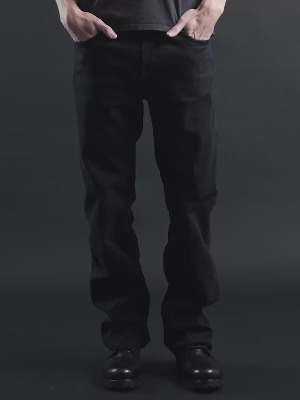 Pantalón relax negro de la marca Demons & Machines, vista frontal mostrando el estilo cómodo y casual.