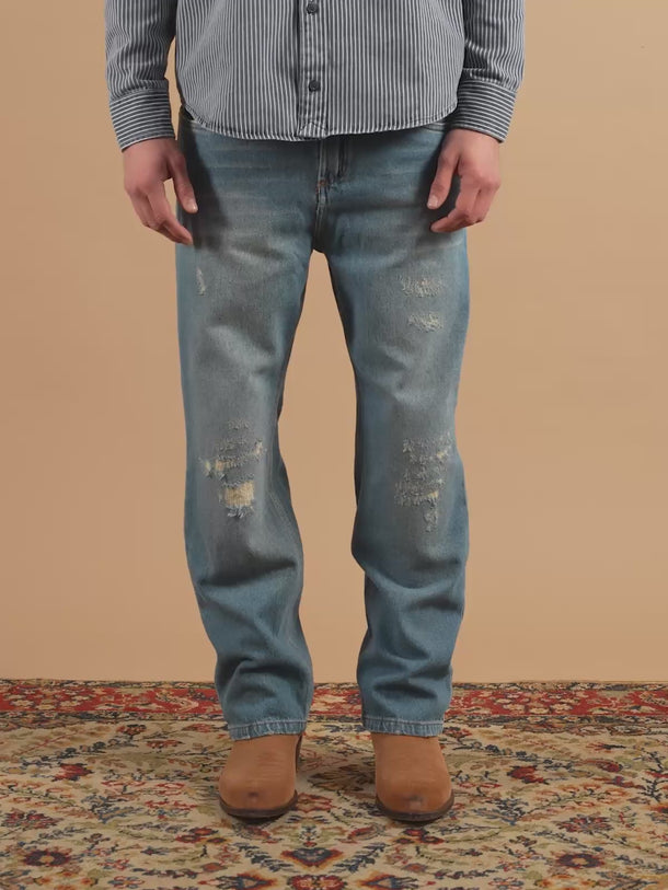 Jean de Demons & Machines de calce oversize. De tiro medio, este fit cae relajado con una apertura de pierna amplia y recta que continua regular hacia la botamanga.  Lavado stone con sobre teñido crudo logrando un tono celeste vintage, gastados localizados y roturas reparadas a mano para un auténtica apariencia vintage.