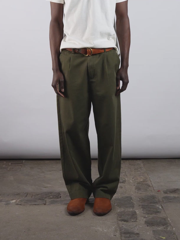 Pantalón DEMONS & MACHINES de calce relaxed con impronta sastrera, ideal para lucir un look casual y descontracturado.  #color_verde