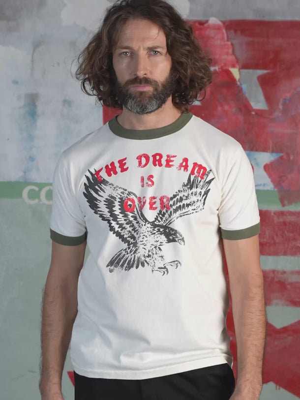 Remera Demons & Machines manga corta calce slim, confeccionada en Jersey de algodón peinado. Cuello y puños terminados en collareta ancha con tejido ribb a contratono, dando un look sporty vintage. Terminacion ruedo con dobladillo y costura india. Estampas marcarias al frente y en espalda, en serigrafía con efecto desgastado y Artes by Luis Mayer.