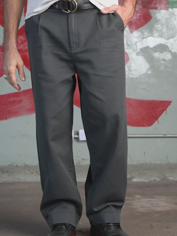 Pantalón DEMONS & MACHINES de calce relaxed con impronta sastrera, ideal para lucir un look casual y descontracturado. #color_gris