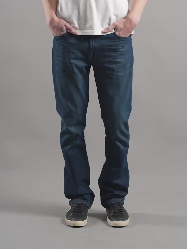Jean de Demons & Machines de calce boot-cut confeccionado en denim elastizado. De tiro medio-alto, con entalle regular en cintura y cadera, y pierna que se va despegando terminando en una botamanga ligeramente abierta, ideal no solo para las botas sino para acompañar todo tipo de calzado.