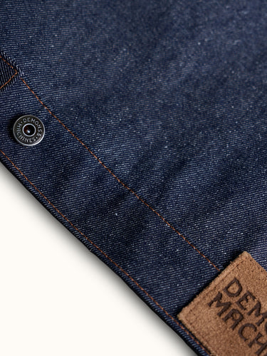 Campera Tokio Raw de Demons & Machines, diseño moderno en color oscuro, con detalles de inspiración japonesa.